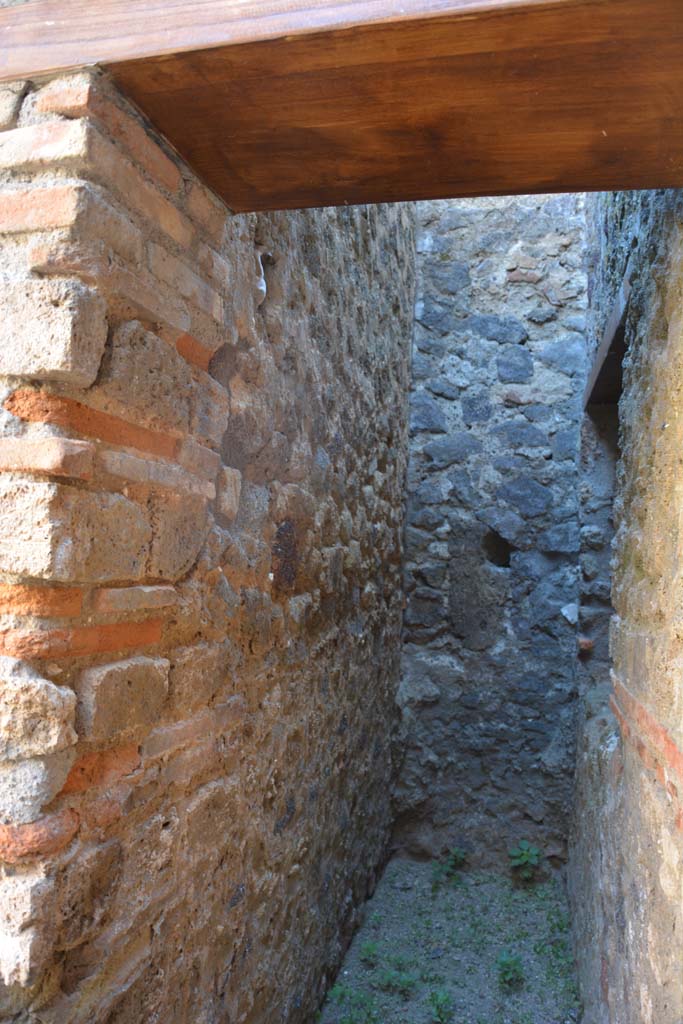 IX.5.6 Pompeii. May 2017. Room v, looking through doorway towards south wall.
Foto Christian Beck, ERC Grant 681269 DÉCOR.