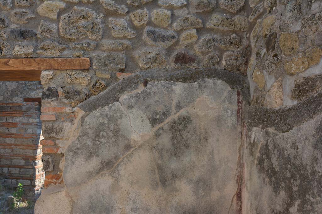 IX.5.6 Pompeii. May 2017. Room r, east wall in south-east corner, on south side of doorway.
Foto Christian Beck, ERC Grant 681269 DÉCOR.
