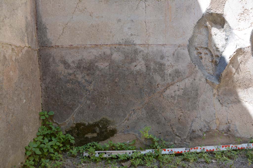 IX.5.6 Pompeii. May 2017. Room r, lower west wall in south-west corner.
Foto Christian Beck, ERC Grant 681269 DÉCOR.
