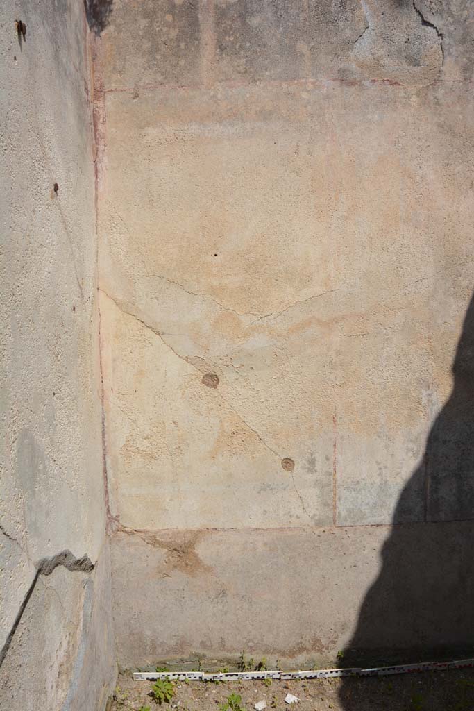 IX.5.6 Pompeii. May 2017. Room r, looking towards lower north wall in north-west corner.
Foto Christian Beck, ERC Grant 681269 DÉCOR.