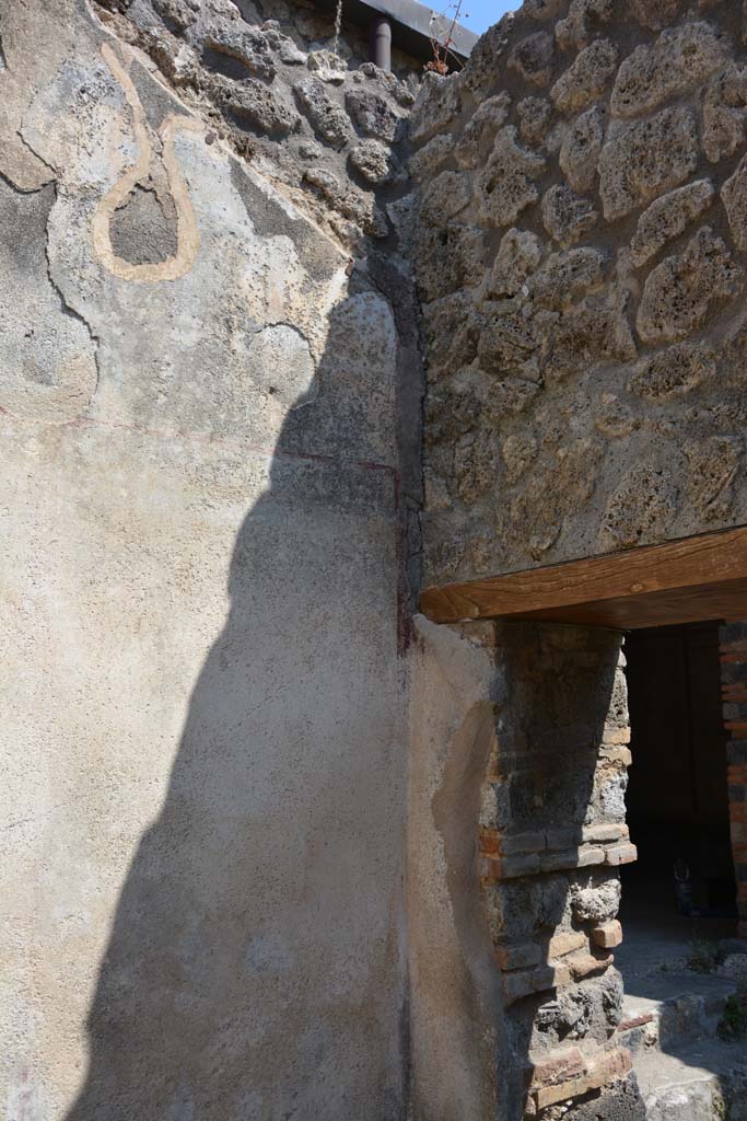IX.5.6 Pompeii. May 2017. Room r, upper north-east corner above doorway.
Foto Christian Beck, ERC Grant 681269 DÉCOR.