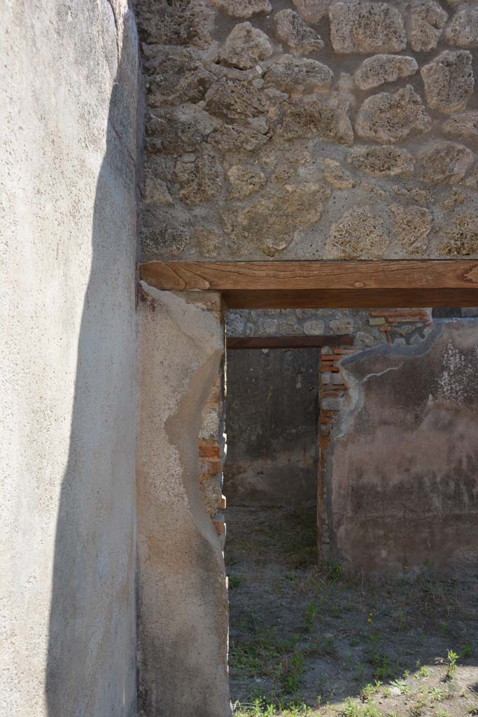 IX.5.6 Pompeii. May 2017. Room r, upper east wall in north-east corner.
Foto Christian Beck, ERC Grant 681269 DÉCOR.
