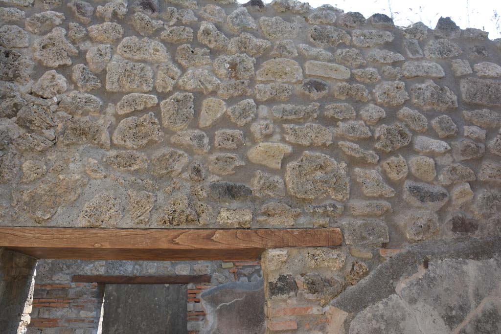 IX.5.6 Pompeii. May 2017. Room r, upper east wall above doorway.
Foto Christian Beck, ERC Grant 681269 DÉCOR.