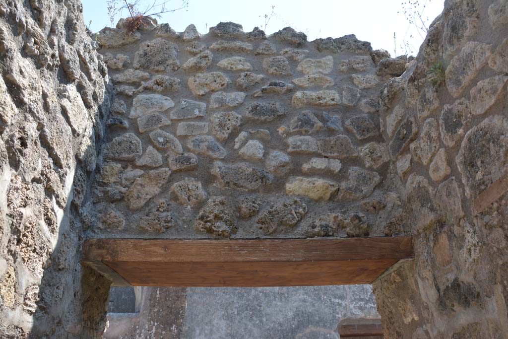 IX.5.6 Pompeii. May 2017. Room t, upper east wall above doorway.
Foto Christian Beck, ERC Grant 681269 DÉCOR.