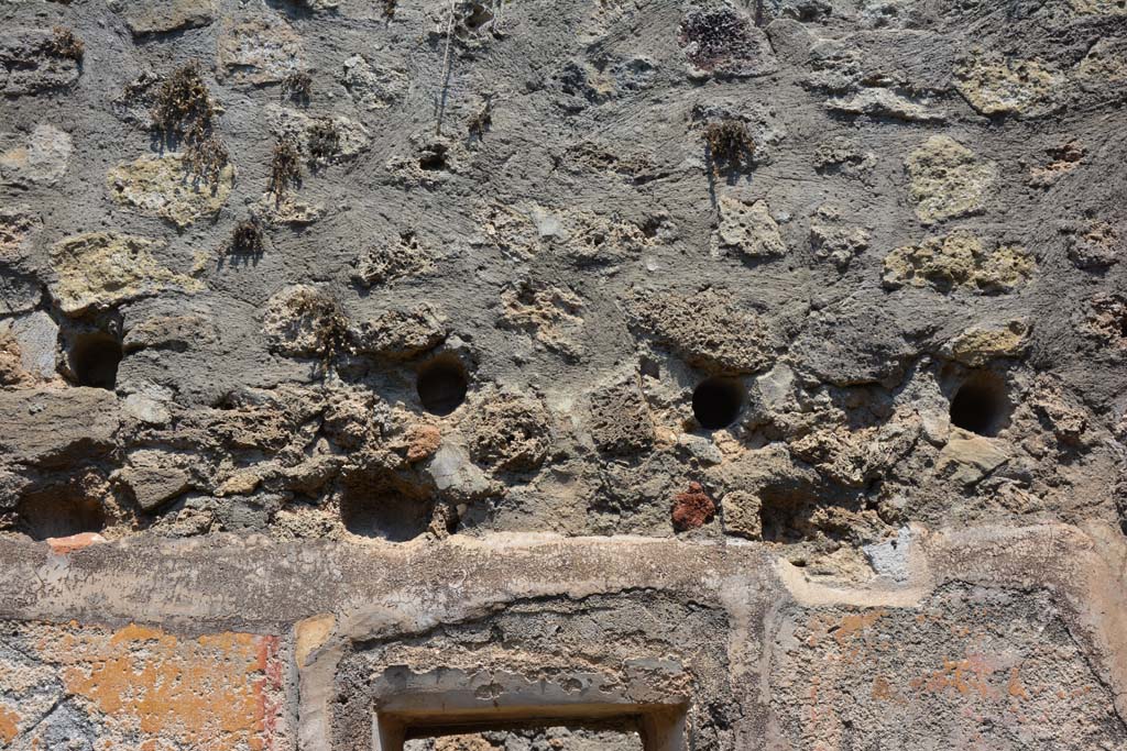 IX.5.6 Pompeii. May 2017. Room s, detail of upper north wall and two rows of holes for support beams for an upper floor.
Foto Christian Beck, ERC Grant 681269 DÉCOR.