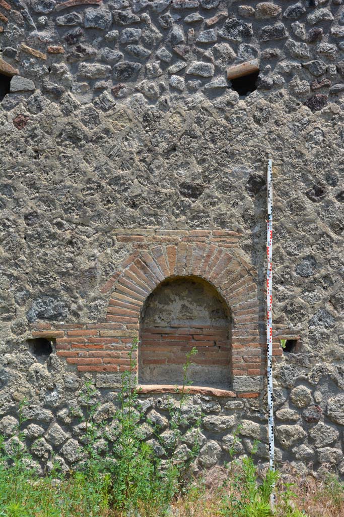 IX.5.6 Pompeii. May 2017. Room u, looking towards niche on east wall in garden area.
Foto Christian Beck, ERC Grant 681269 DÉCOR.