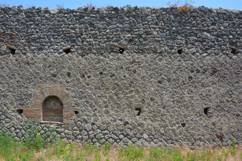 IX.5.6 Pompeii. May 2017. Room u, looking towards east wall of garden area with niche.
Foto Christian Beck, ERC Grant 681269 DÉCOR.