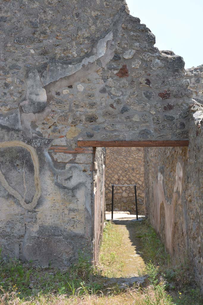 IX.5.6/17 Pompeii. May 2017.
Room u, doorway from garden area leading into corridor y, of IX.5.17
Foto Christian Beck, ERC Grant 681269 DÉCOR.