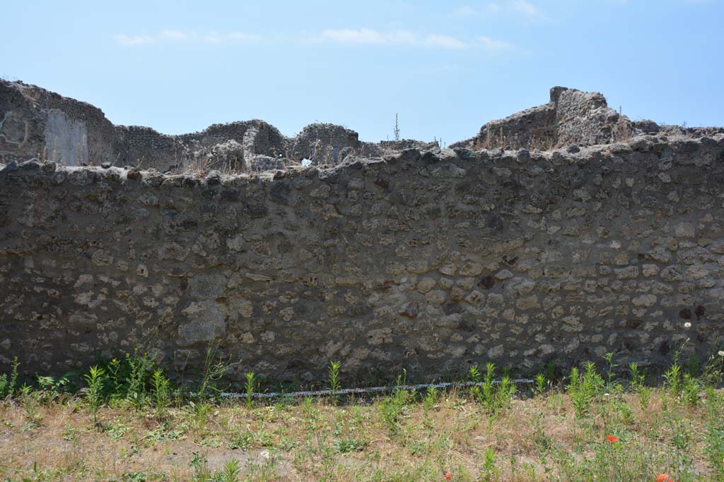 IX.5.6 Pompeii. May 2017.
Room u, looking towards continuation of west wall northwards from south-west corner of garden area.
Foto Christian Beck, ERC Grant 681269 DÉCOR.