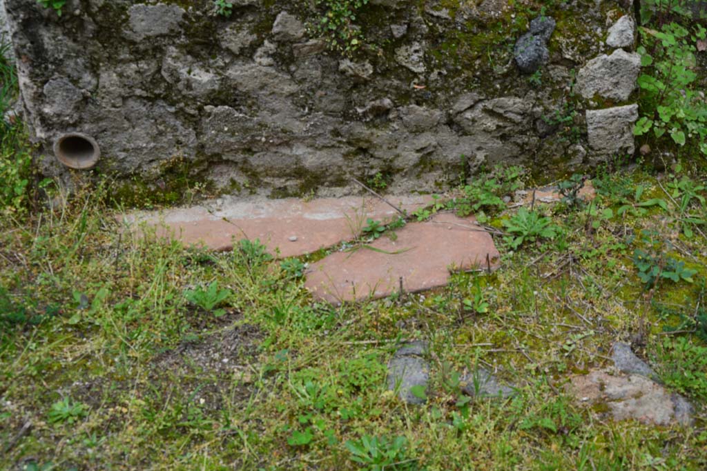 IX.5.6 Pompeii. March 2017. Room u, detail from lower front of masonry basin.
Foto Christian Beck, ERC Grant 681269 DÉCOR.