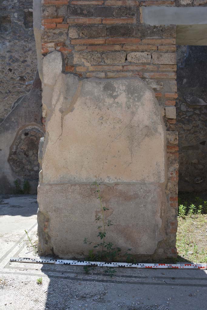 IX.5.6 Pompeii. May 2017. Room a, west wall with doorway to room b, on right.
Foto Christian Beck, ERC Grant 681269 DÉCOR.