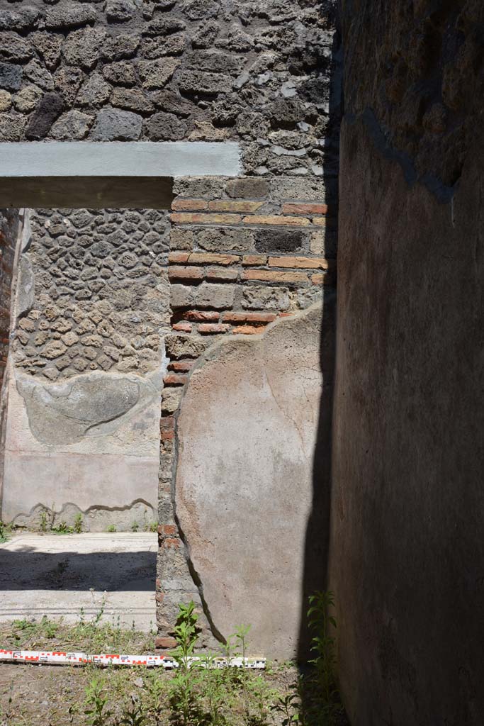 IX.5.6 Pompeii. May 2017.
Room b, interior east wall in south-east corner, on south side of doorway to entrance corridor.
Foto Christian Beck, ERC Grant 681269 DÉCOR.
According to PPM –
This room was covered with simple cocciopesto, and was identified as a room for servants.
See Carratelli, G. P., 1990-2003. Pompei: Pitture e Mosaici. IX. (9). Roma: Istituto della enciclopedia italiana, (p. 411, no.13).