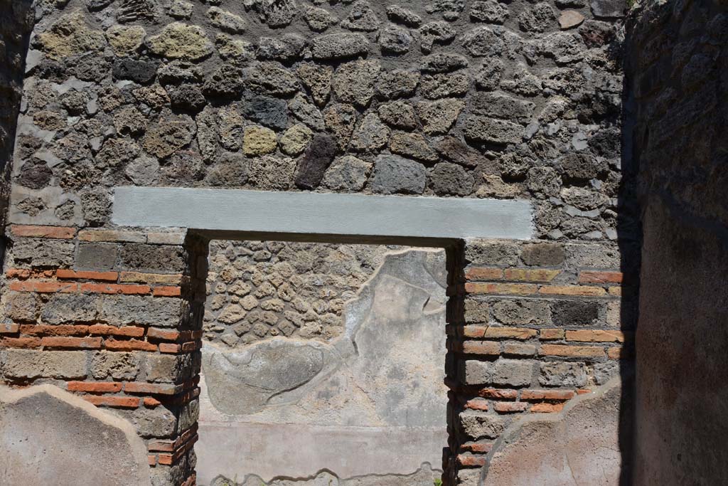 IX.5.6 Pompeii. May 2017. Room b, upper east wall above doorway into entrance corridor/fauces.
Foto Christian Beck, ERC Grant 681269 DÉCOR.