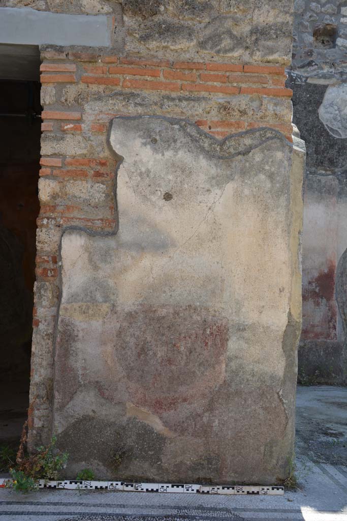 IX.5.6 Pompeii. May 2017. Area c’, atrium, pilaster on north side of doorway to room h.
Foto Christian Beck, ERC Grant 681269 DÉCOR.