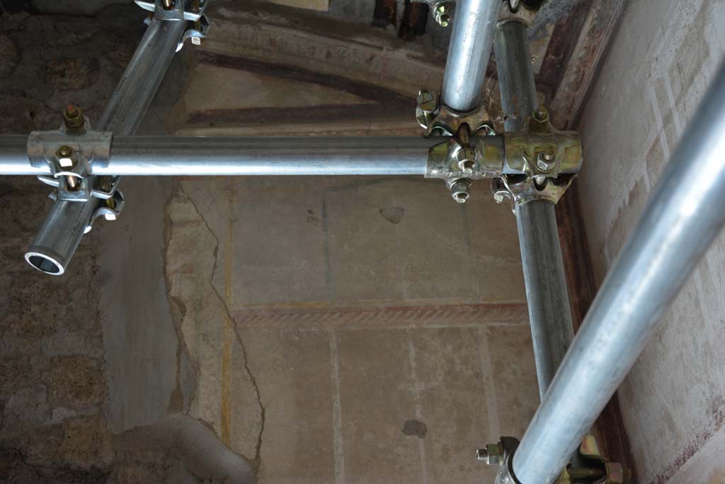 IX.5.6 Pompeii. May 2017. Room h, upper east wall at south end. The slim painted candelabra can be seen, centre right.
Foto Christian Beck, ERC Grant 681269 DÉCOR.