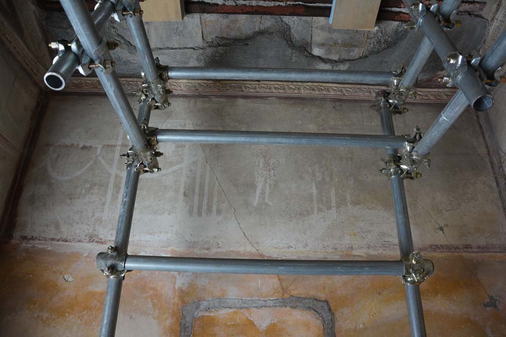 IX.5.6 Pompeii. May 2017. Room h, detail from white upper south wall with a painted masculine figure.
Foto Christian Beck, ERC Grant 681269 DÉCOR.