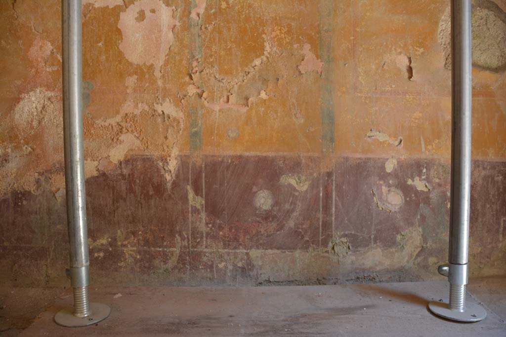 IX.5.6 Pompeii. May 2017. Room h, purple zoccolo on north wall, with painted plate, in centre.
Foto Christian Beck, ERC Grant 681269 DÉCOR.