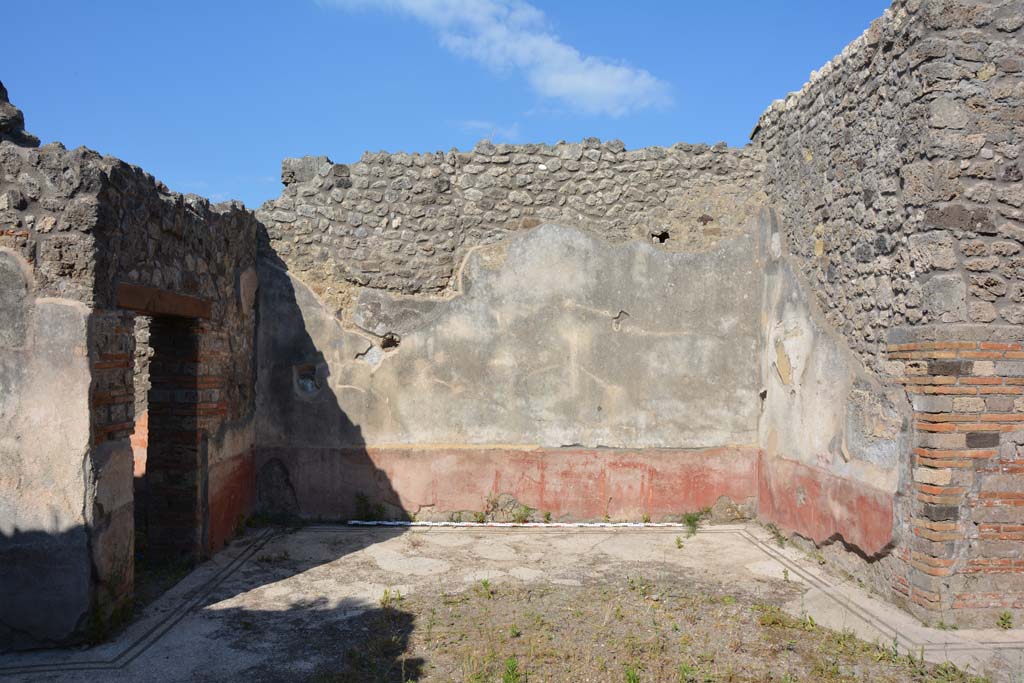 IX.5.6 Pompeii. May 2017. East ala e, looking towards east wall from atrium.
The doorway to room f, is on the left (north side).
Foto Christian Beck, ERC Grant 681269 DÉCOR.