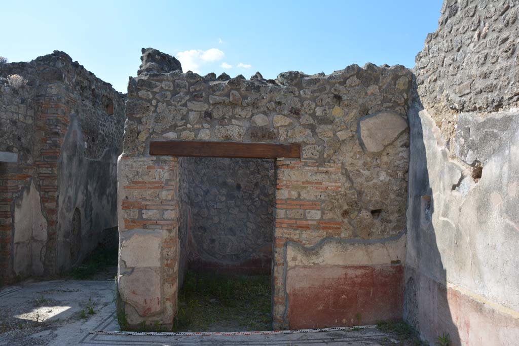 IX.5.6 Pompeii. May 2017. East ala e, looking towards north wall with doorway to room f
Foto Christian Beck, ERC Grant 681269 DÉCOR.