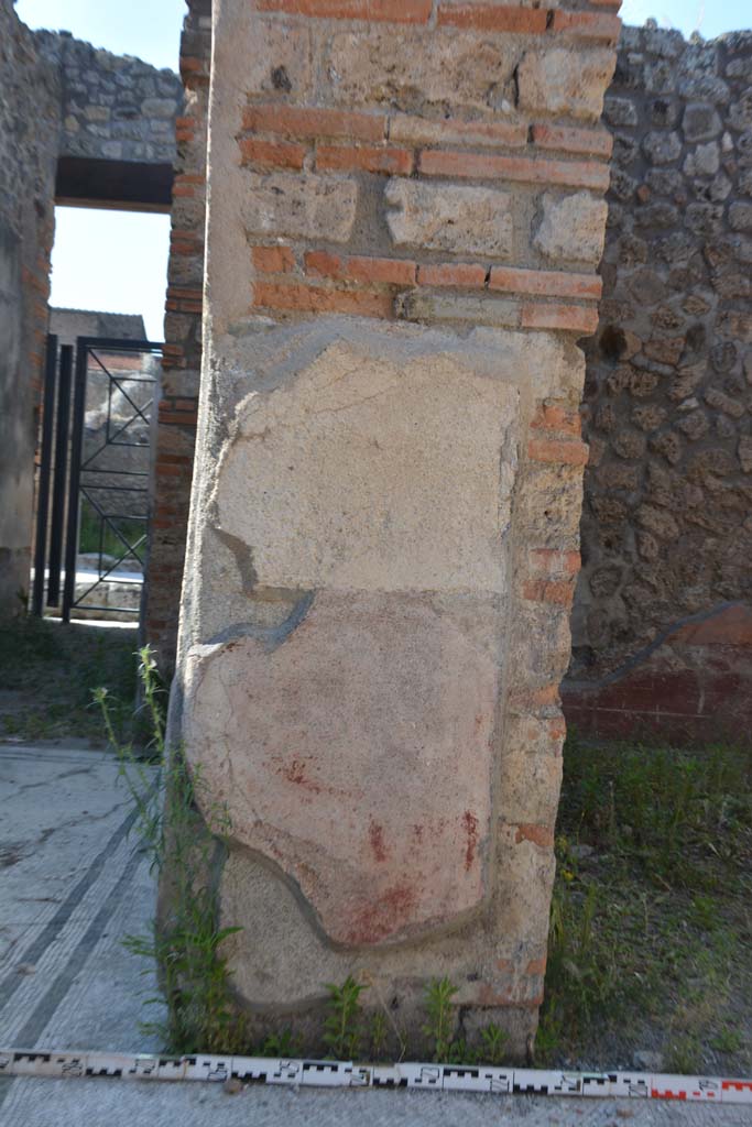 IX.5.6 Pompeii. May 2017. East ala e, north wall at west end, with doorway to room f, on right.
Foto Christian Beck, ERC Grant 681269 DÉCOR.