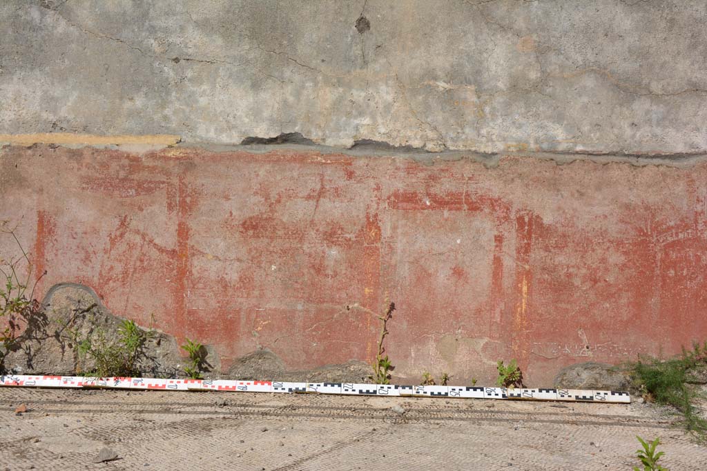 IX.5.6 Pompeii. May 2017. East ala e, continuation of zoccolo of east wall.
Foto Christian Beck, ERC Grant 681269 DÉCOR.