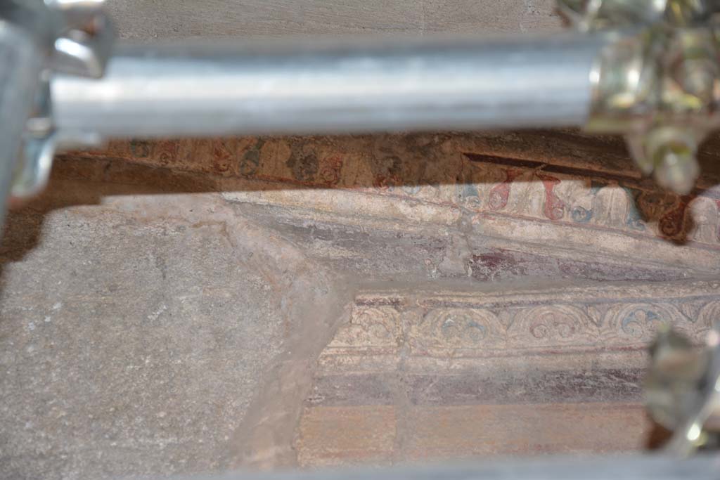 IX.5.6 Pompeii. May 2017. Room g, detail of stucco cornice from upper east wall at south end.
Foto Christian Beck, ERC Grant 681269 DÉCOR.