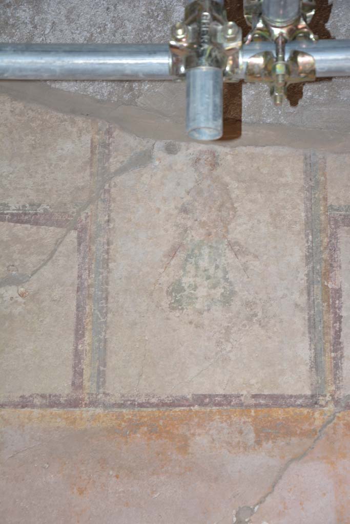 IX.5.6 Pompeii. May 2017. Room g, detail of upper centre of east wall with painted figure.
Foto Christian Beck, ERC Grant 681269 DÉCOR.