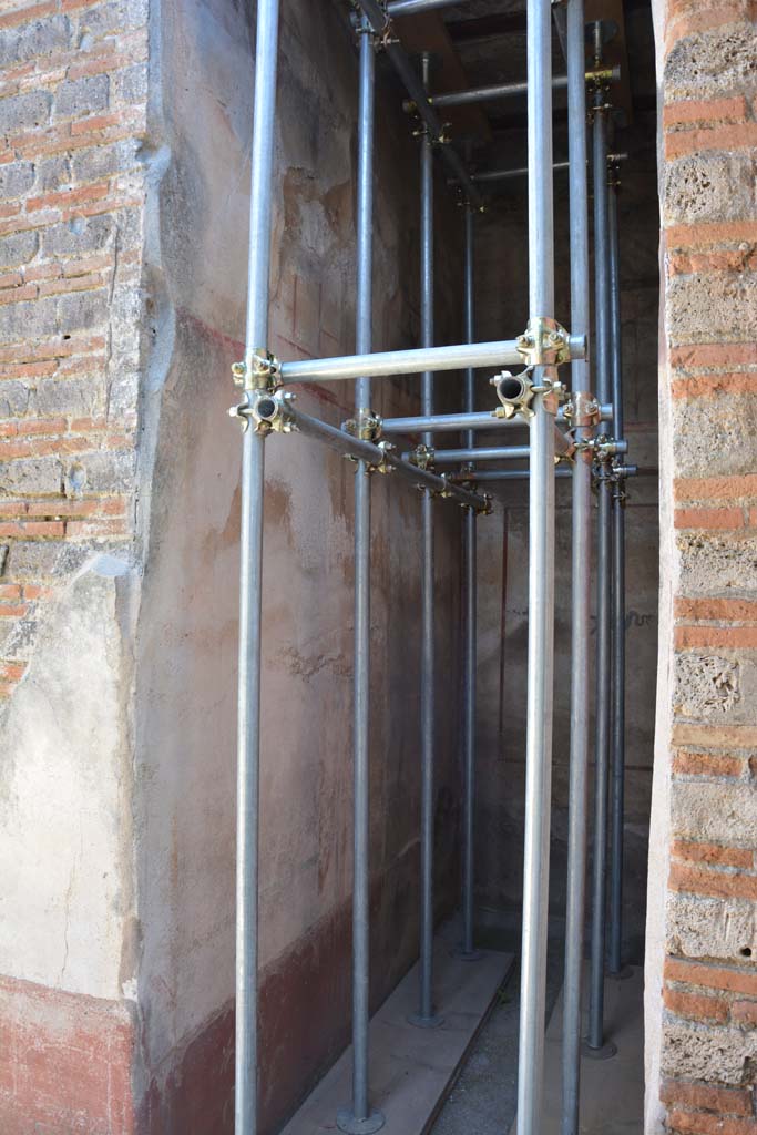 IX.5.6 Pompeii. May 2017. Room k, (east side) looking towards north wall of corridor.
Foto Christian Beck, ERC Grant 681269 DÉCOR.