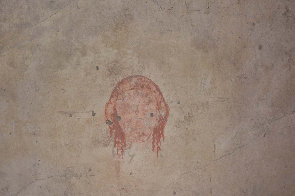 IX.5.6 Pompeii. May 2017. Room k’, east wall towards north end, painted female mask with a white band in her red hair.
Foto Christian Beck, ERC Grant 681269 DÉCOR.
