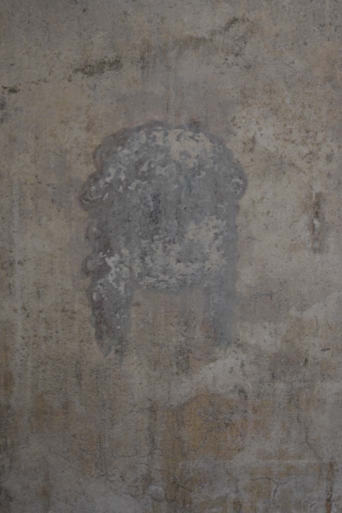 IX.5.6 Pompeii. May 2017. Room k’,
North end of west wall, green female mask on a white background with red hair held with a white ribbon.
Foto Christian Beck, ERC Grant 681269 DÉCOR.