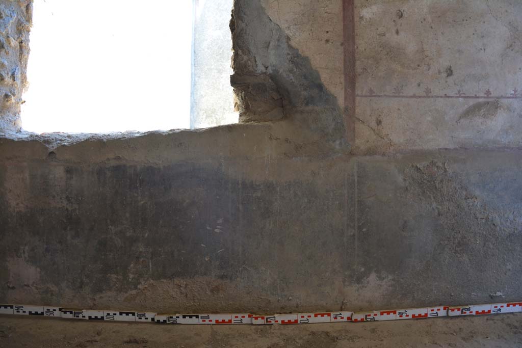 IX.5.6 Pompeii. May 2017. Room l (L), south wall, detail of zoccolo below window.
Foto Christian Beck, ERC Grant 681269 DÉCOR.