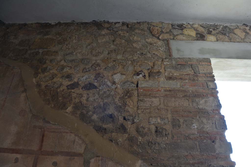 IX.5.6 Pompeii. May 2017. Room l (L), upper south wall between window and doorway (steps), on right.
Foto Christian Beck, ERC Grant 681269 DÉCOR.