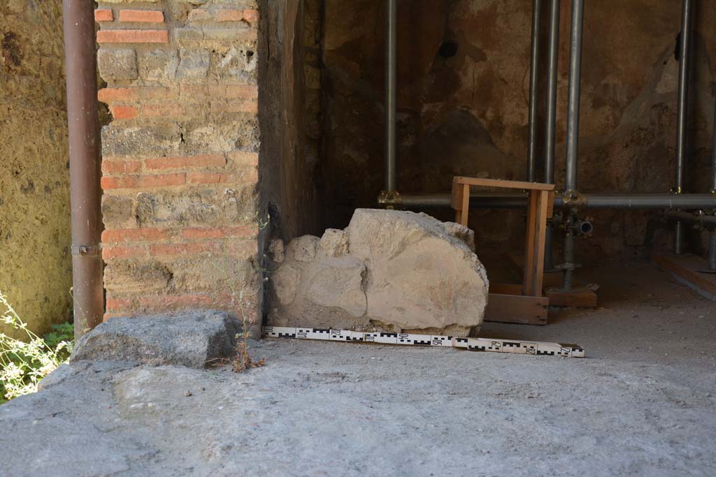 IX.5.6 Pompeii. May 2017. Room l (L), looking west across flooring towards west side of doorway to steps, and area m.
Foto Christian Beck, ERC Grant 681269 DÉCOR.