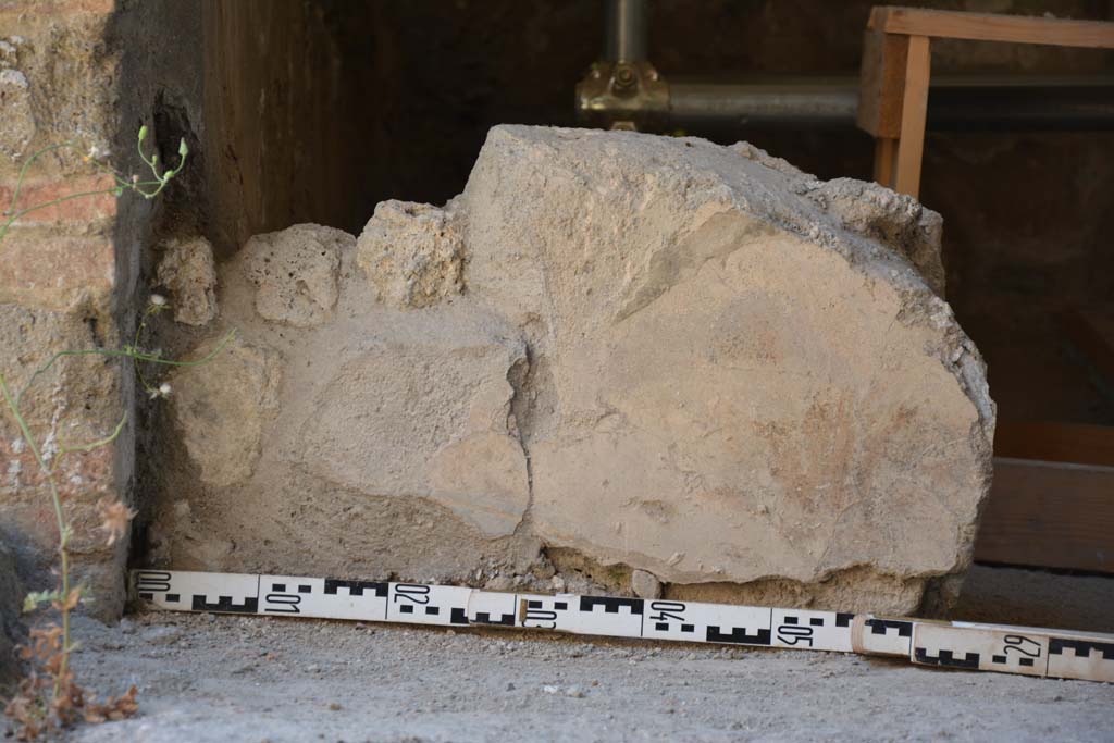 IX.5.6 Pompeii. May 2017. Room l (L), detail of feature on west side of doorway to steps.
Foto Christian Beck, ERC Grant 681269 DÉCOR.