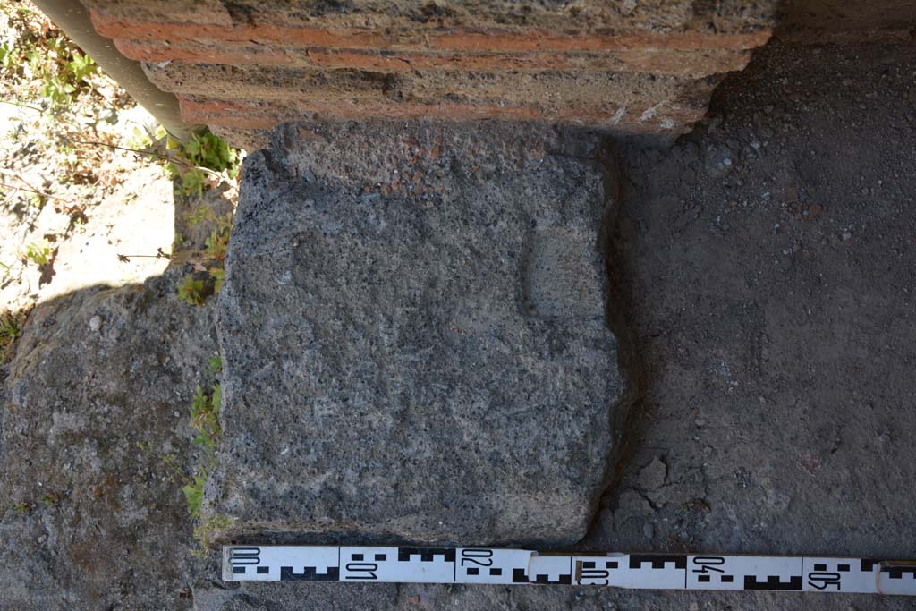 IX.5.6 Pompeii. May 2017. Room l (L), doorway threshold at west side of doorway with steps.
Foto Christian Beck, ERC Grant 681269 DÉCOR.