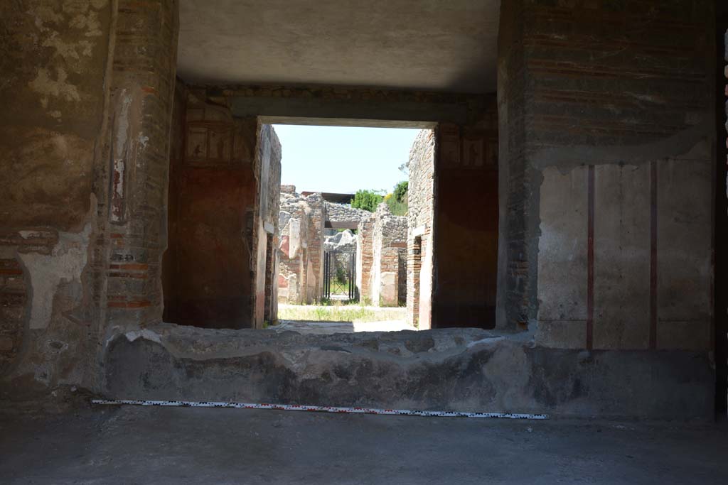 IX.5.6 Pompeii. May 2017. Room l (L), north wall, window into tablinum.
Foto Christian Beck, ERC Grant 681269 DÉCOR.