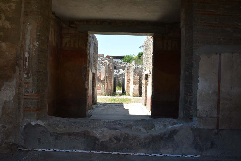IX.5.6 Pompeii. May 2017. Room l (L), north wall, looking through window into tablinum and across atrium to entrance doorway.
Foto Christian Beck, ERC Grant 681269 DÉCOR.