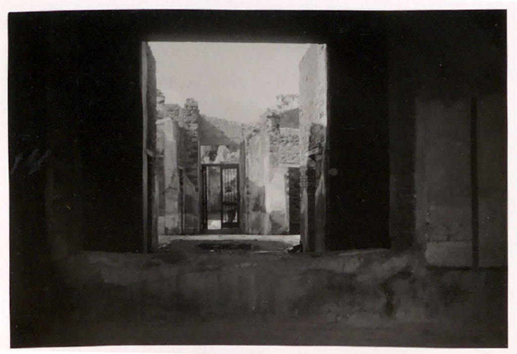IX.5.6. Pompeii. Pre-1942. Looking north from tablinum across atrium to entrance doorway.
See Warscher, T. 1942. Catalogo illustrato degli affreschi del Museo Nazionale di Napoli. Sala LXXX. Vol.2. Rome, Swedish Institute.
DAIR 40.810. Photo © Deutsches Archäologisches Institut, Abteilung Rom, Arkiv.