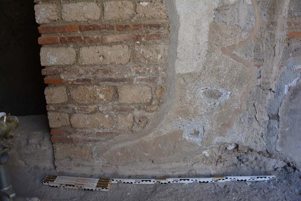 IX.5.6 Pompeii. May 2017.
Room m, lower north wall between doorway to area under stairs, on left, and below window to tablinum, on right.
Foto Christian Beck, ERC Grant 681269 DÉCOR.