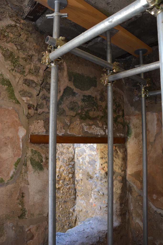 IX.5.6 Pompeii. May 2017. Room m, looking towards window in south wall in south-west corner.
Foto Christian Beck, ERC Grant 681269 DÉCOR.