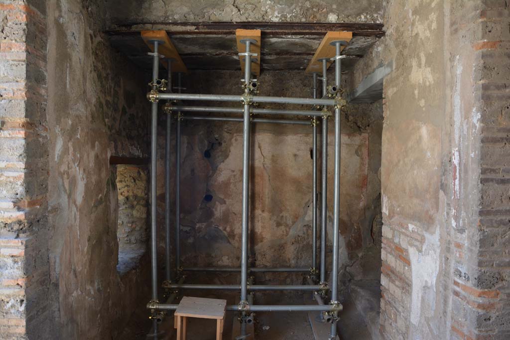 IX.5.6 Pompeii. May 2017.
Room m, looking west from room l (L), with doorway to steps, on left, and window into tablinum, on right.
Foto Christian Beck, ERC Grant 681269 DÉCOR.