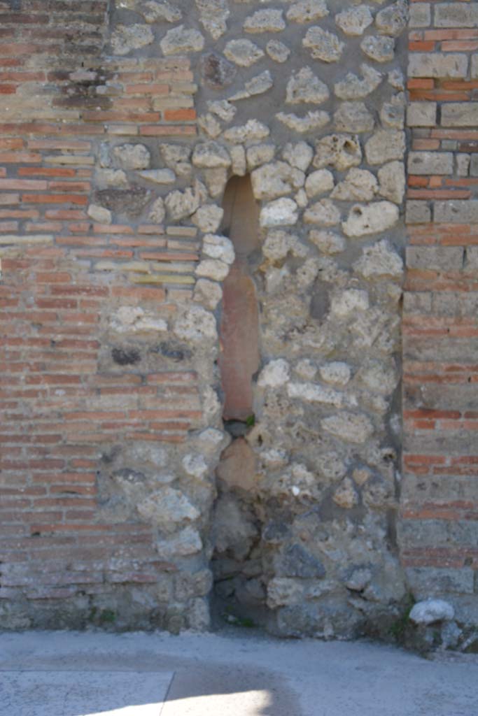 IX.5.8, Pompeii. March 2017.
Looking south to detail of pilaster between IX.5.8 and IX.5.7, with terracotta downpipe.
Foto Christian Beck, ERC Grant 681269 DÉCOR.