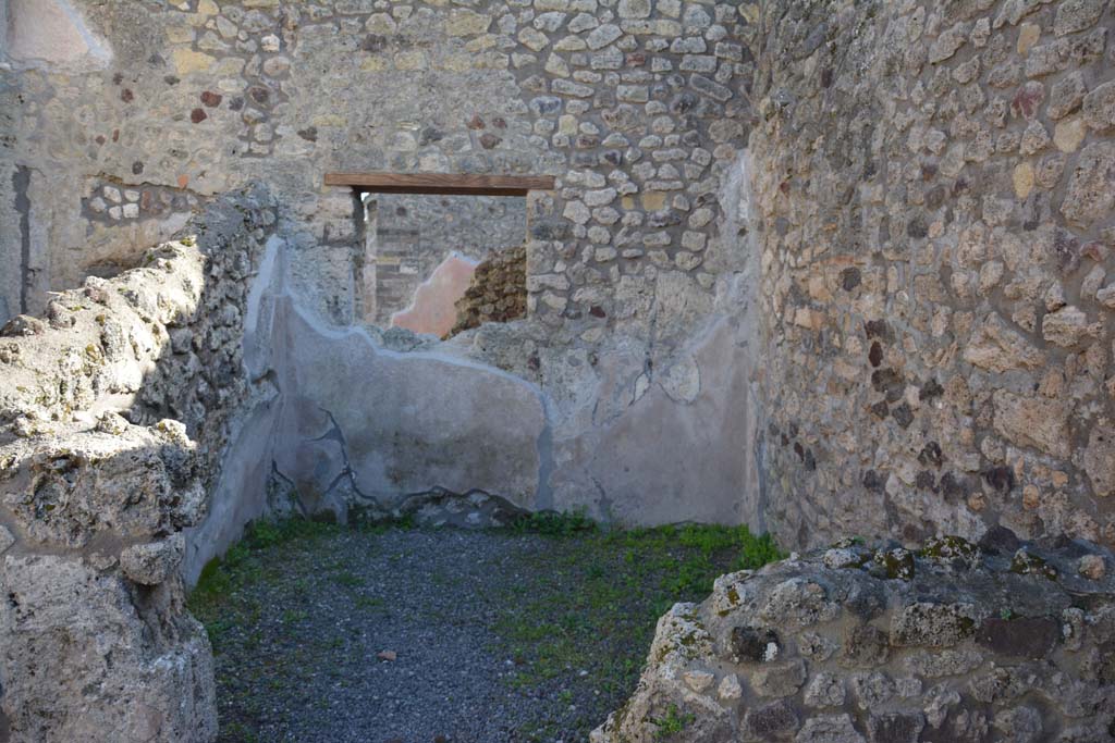 IX.5.8, Pompeii. March 2017. Looking south towards rear room in south-west corner with window into IX.5.9.
Foto Christian Beck, ERC Grant 681269 DÉCOR.