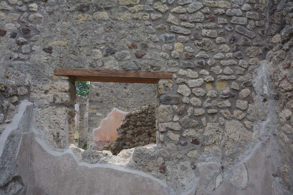 IX.5.8 Pompeii. May 2017. Detail of window in south wall.
Foto Christian Beck, ERC Grant 681269 DÉCOR.