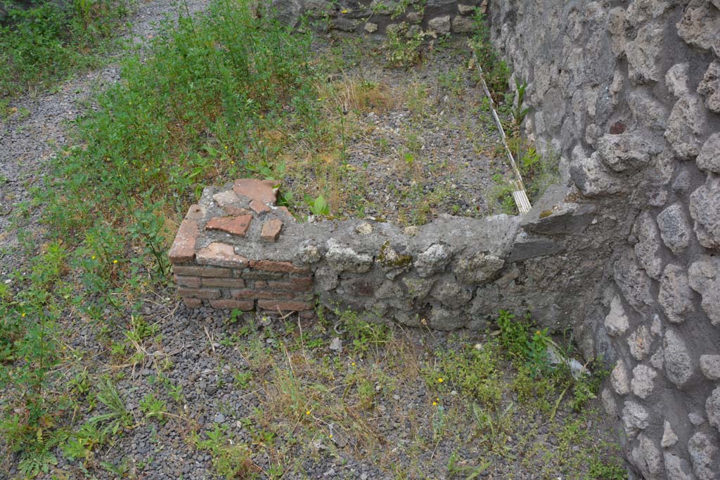 IX.5.8 Pompeii. May 2017. Looking south from shop-room towards room in centre against west wall.
Foto Christian Beck, ERC Grant 681269 DÉCOR.