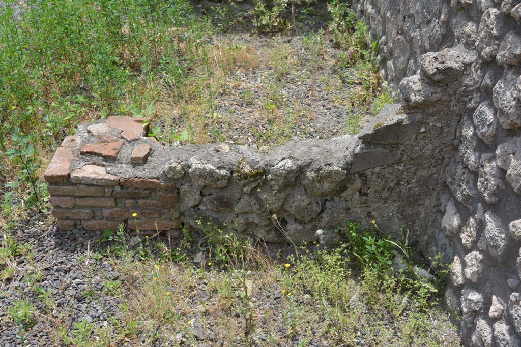 IX.5.8 Pompeii. May 2017. Looking south to wall dividing central room, top, and shop-room, lower.
Foto Christian Beck, ERC Grant 681269 DÉCOR.