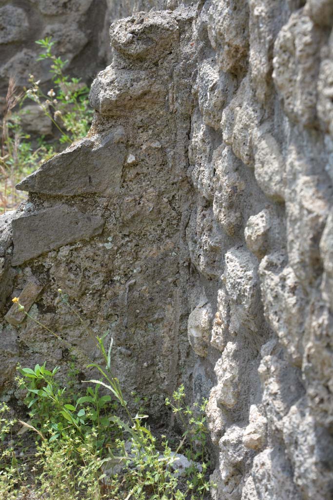 IX.5.8 Pompeii. May 2017. Detail from south-west corner of shop-room and west wall.
Foto Christian Beck, ERC Grant 681269 DÉCOR.