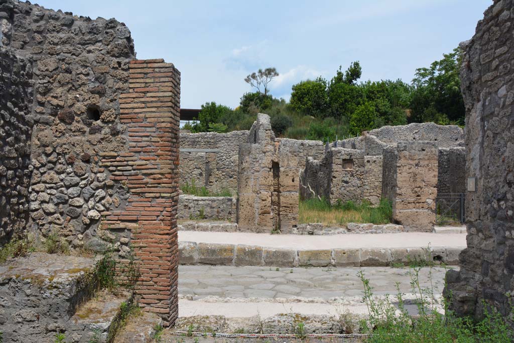 IX.5.8 Pompeii. May 2017. Looking north towards entrance doorway onto Via di Nola.
Foto Christian Beck, ERC Grant 681269 DÉCOR.