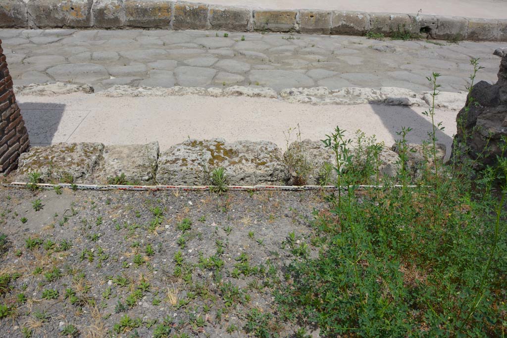 IX.5.8 Pompeii. May 2017. Doorway threshold onto Via di Nola.
Foto Christian Beck, ERC Grant 681269 DÉCOR.
