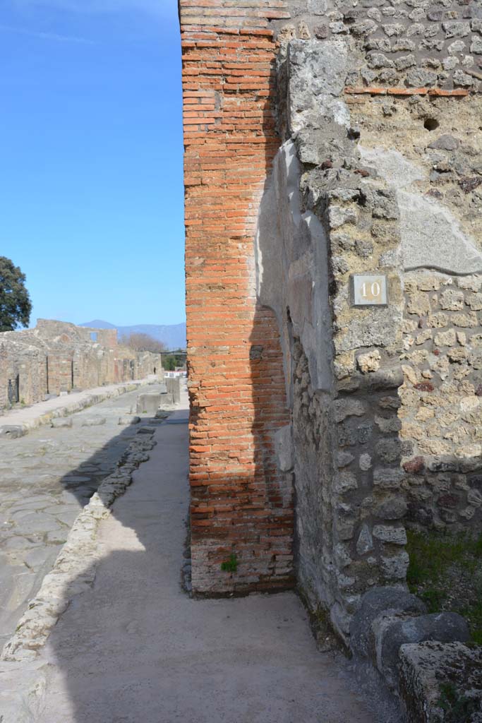 IX.5.10 Pompeii. March 2017.
Looking towards east side of entrance doorway, and along Via di Nola.
Foto Christian Beck, ERC Grant 681269 DÉCOR.